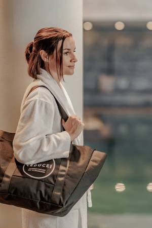 Woman with a beach bag at the REDUCE Hotel Vital ****S.