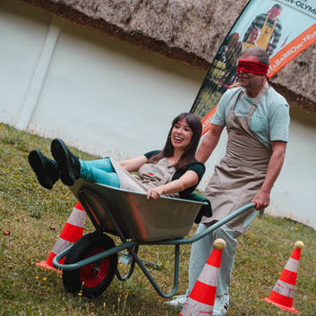 Driving a wheelbarrow as a team building task in the Dazumal