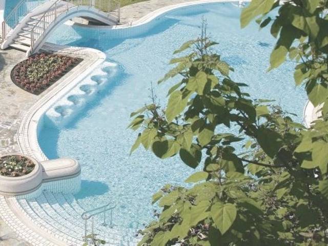 Spacious sunbathing lawn at the REDUCE Hotel Thermal ****S