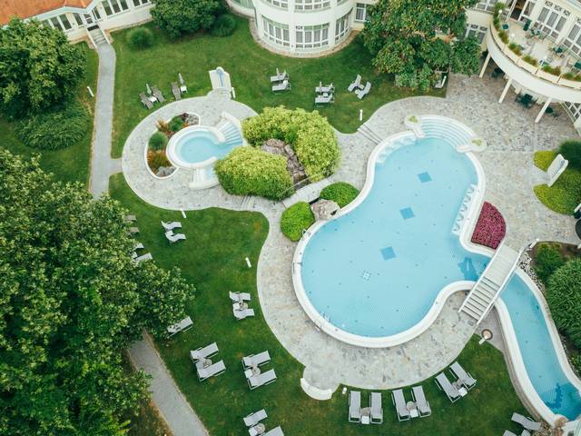 Spacious sunbathing lawn in the outdoor area