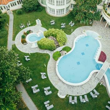 Large sunbathing lawn in the outdoor area - Adults Olny Hotel Thermal ****S