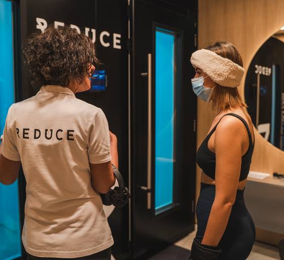 Cold kick in the cold chamber at the REDUCE health resort