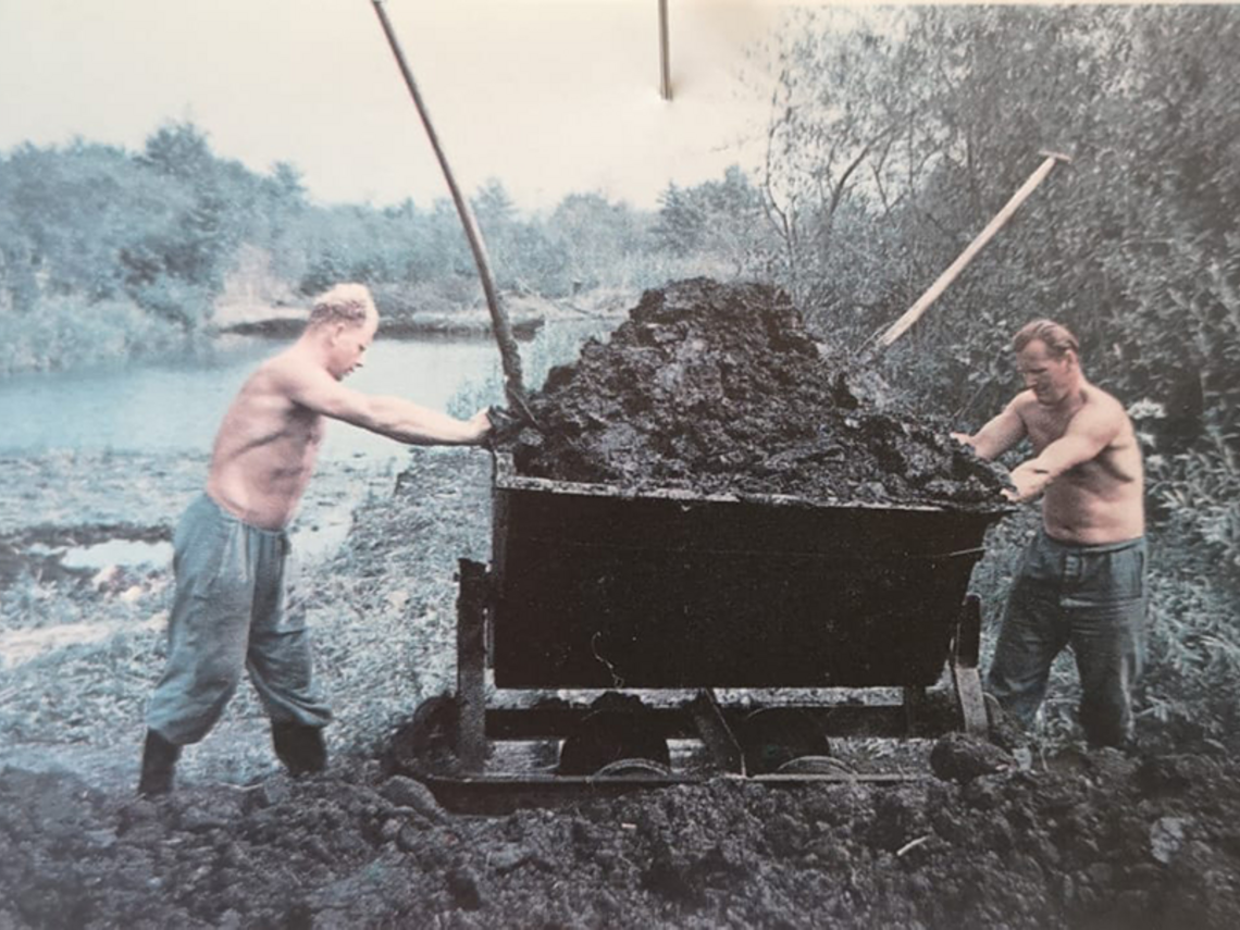 2 men at the Moorstechen in Bad Tatzmannsdorf 1889