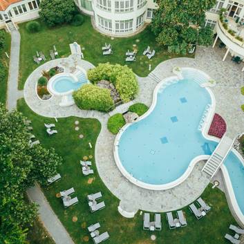 Spacious sunbathing lawn at the REDUCE Hotel Thermal ****S 
