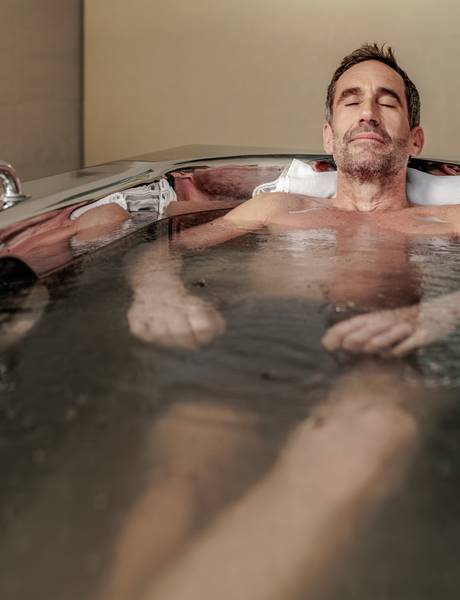 Revitalizing bath in carbonated medicinal water