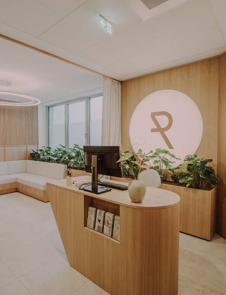 Reception with table & PC at the BodyLAB of the REDUCE health resort. 