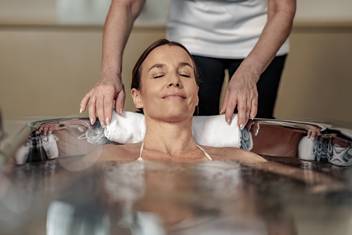 Bath in carbonated mineral water (c) REDUCE Kremsl/Fülöp