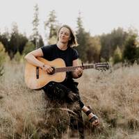 Dr. Sohm from Mohnwobil with her guitar