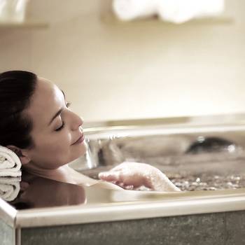 Invigorating bath in carbonated healing water