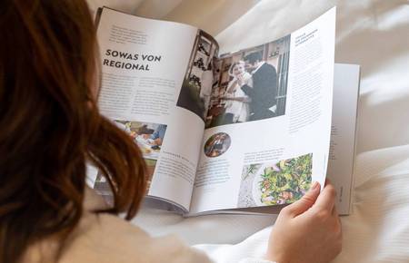 Lady reads the magazine of the Reduce health resort 