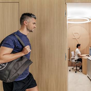 Ein Mann am Weg zum Cardioscan im BodyLAB