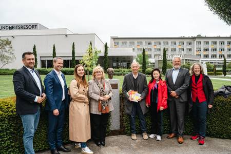 Group photo of the Hannes Steiger bust unveiling in the Kurpark.