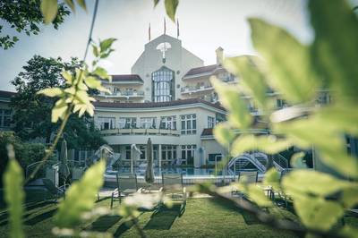House view with outdoor area of the Reduce Hotel Thermal in Bad Tatzmannsdorf.