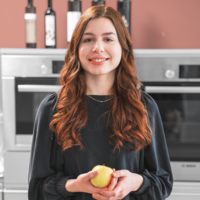 Dietitian Carolina Richter with healthy foods in the workshop kitchen at the REDUCE .