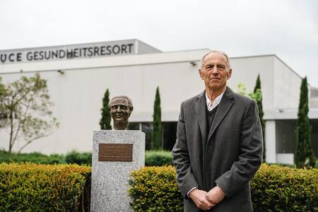 Hannes Steiger with his bust in the Bad Tatzmannsdorf Kurpark .