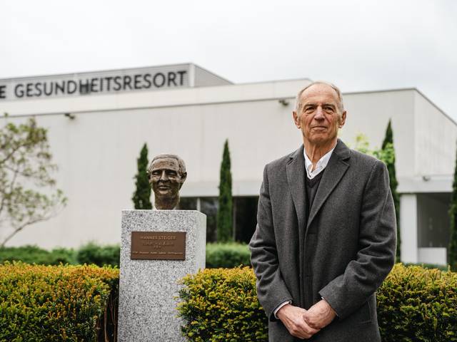 Bust of healing masseur Hannes Steiger in the REDUCE Kurpark.