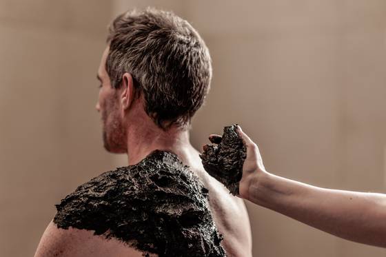 Application of a mud pack 