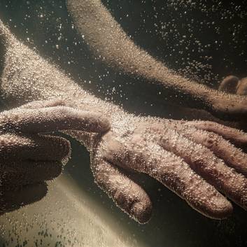 Tingling bubbles with a circulation-boosting effect