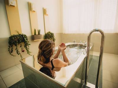 Bad im Kohlensäureheilwasser im REDUCE Gesundheitsresort Bad im Kohlensäureheilwasser im REDUCE Gesundheitsresort