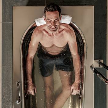 Stainless steel tub with soothing carbonated healing water