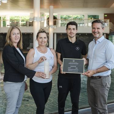 Martina Janisch, General Manager REDUCE  Vital ; Gabriele Gollner-Ried, Manager of the hotel’s Fit & Relax Lounge; Manuel Schadlbauer, fitness trainer; and Andreas Leitner, M.A., Managing Director of REDUCE , with the certificate from the DACH Spa Award 2026
