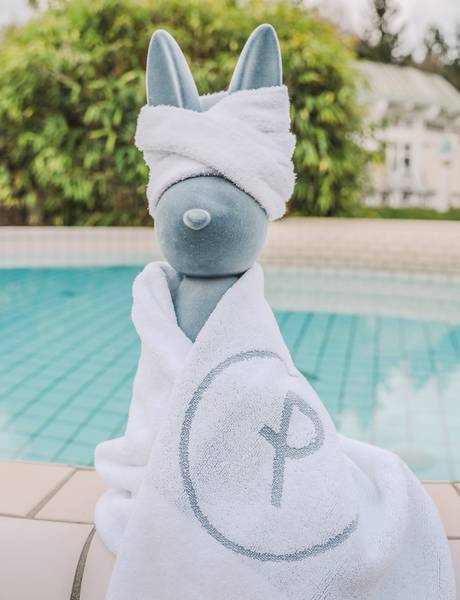 Easter bunny in front of the outdoor pool at the REDUCE  Thermal